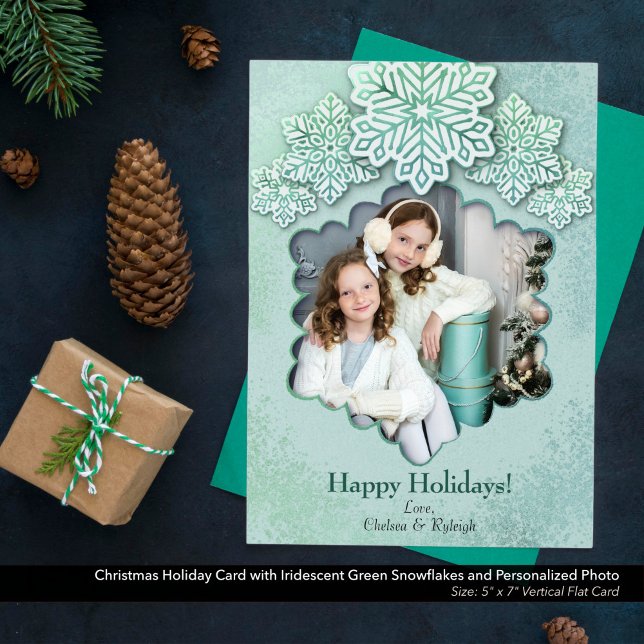Juli Iridescent Grönt Snowflake Photo Helgdag Julkort (Christmas Holiday Card with Iridescent Winter Green Snowflakes & Personalized Photo-5"x7" Flat Card)