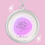 Juli Vatten Lily Necklace - Personlig Silverpläterat Halsband<br><div class="desc">Vi firar lugn och skönhet i juli med Vatten Lily Necklace. Detta utsökta halsband visar vatten, en symbol för fred och återfödelse, elegant placerad i en lavandecirkel. Anpassa biet med namn i ett typsnitt för snyggt, skapar det vara en speciell och unik gåva till någon som föddes i juli. Det...</div>