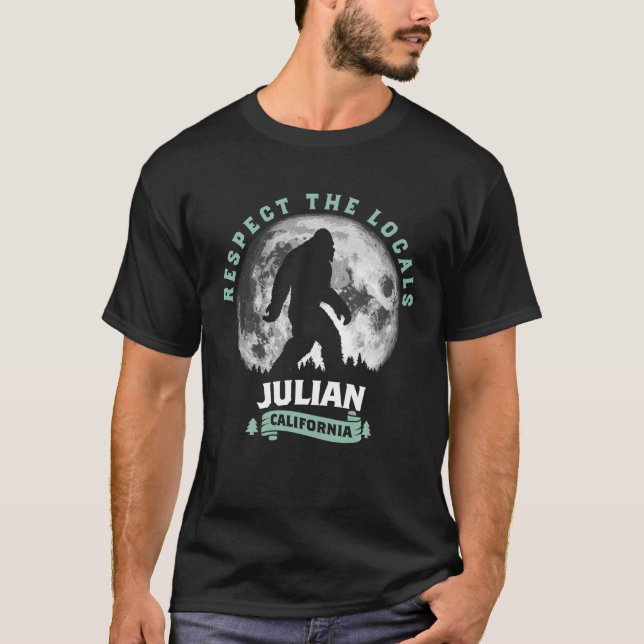 Julian California Bigfoot Night Walk Retro T Shirt (Framsida)