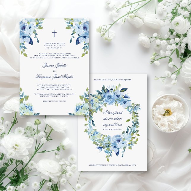 Juliette Blommigt Dusty Blue Catholique Bröllop Inbjudningar (This dusty blue, floral Catholic wedding invitation features a Bible verse on the reverse)
