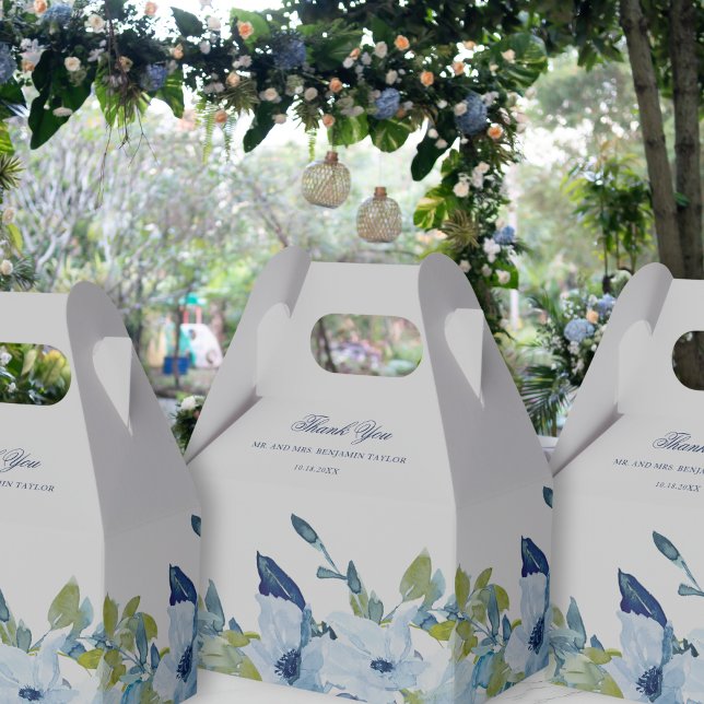Juliette Dusty Blue Blommigt Bröllop Gable Favor B Presentaskar (These pretty favor boxes feature dusty blue watercolor flowers & an elegant calligraphy script font)