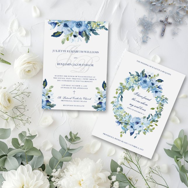 Juliette Dusty Blue Blommigt Catholique Bröllop In Inbjudningar (Elegant Catholic wedding invitation with dusty blue watercolor flowers and monograms)