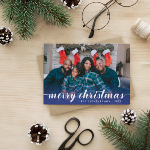 Julig familjefoto med blå kalligrafi God Jul Julkort