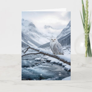 Julig snöuggla på en vintergrensgren kort