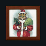 Julkatt, Louis Wain Minnesask<br><div class="desc">Louis Wain (5 augusti 1860-4 juli 1939) var en engelsk artiste som var känd för hans teckning, och som genomgående innehöll antropomorfterade, storögda katter och kattungar. Under de senare åren kan han ha drabbats av schizofreni (även om detta påstående är omtvistat), vilket enligt vissa psykiatriker framgår av hans verk. citat:Wikipedia...</div>