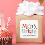 julklapp och ljus röd rosa-gåva fyrkantigt klistermärke<br><div class="desc">Boho modern font Merry och Bright christmas presentdekal.</div>