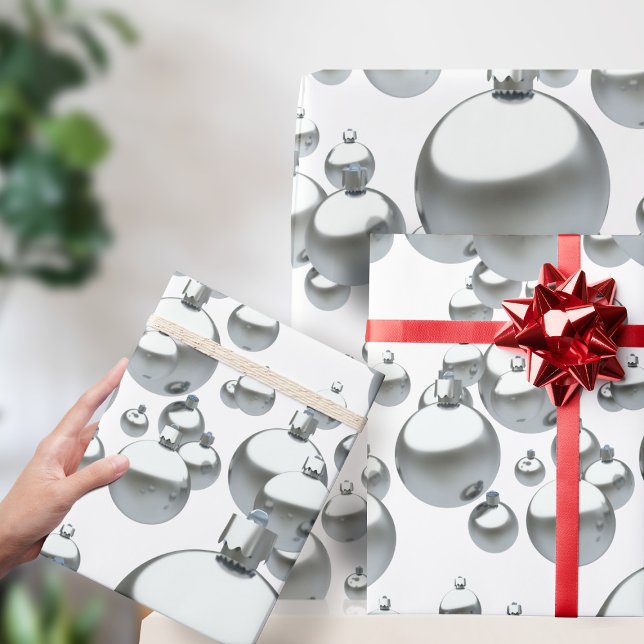 Julklappspapper med silverglaskulor presentpapper (A bold Christmas bauble pattern on this gift wrap. Silver and White option for your holiday gifts)