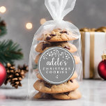 Julkookies Personlig Grått Runt Klistermärke<br><div class="desc">Lägg till en elegant vid helgdag med de här märkrna. Grått-klistermärken,  vita bär,  skript och modern typografi används. Dessa klistermärken kommer att fästas väl vid alla yta - plastpåsar,  pappra presentpåsar,  kartong eller glas.</div>