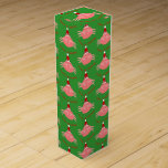 Julkrabb, Anpassningsbar Presentask för Vinflaska<br><div class="desc">Den här fantastisk-vinpresentboxen har en rolig grafisk design av en krabba som bär en tomathatt. Krabban är rosa och har ett stort fånig ögon på stjälkar och ett stort pinsamt klo. En roligt till alla,  oavsett om julen gör dem till en kräk eller inte</div>