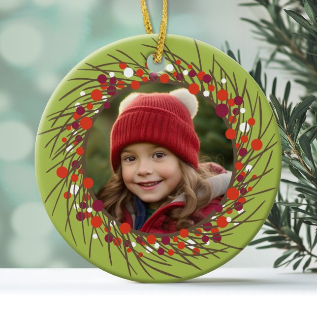 Julkrans: Dubbelsidig Julgransprydnad Keramik (Photo Ornament with a twig wreath with berries and a modern holiday design on the back)