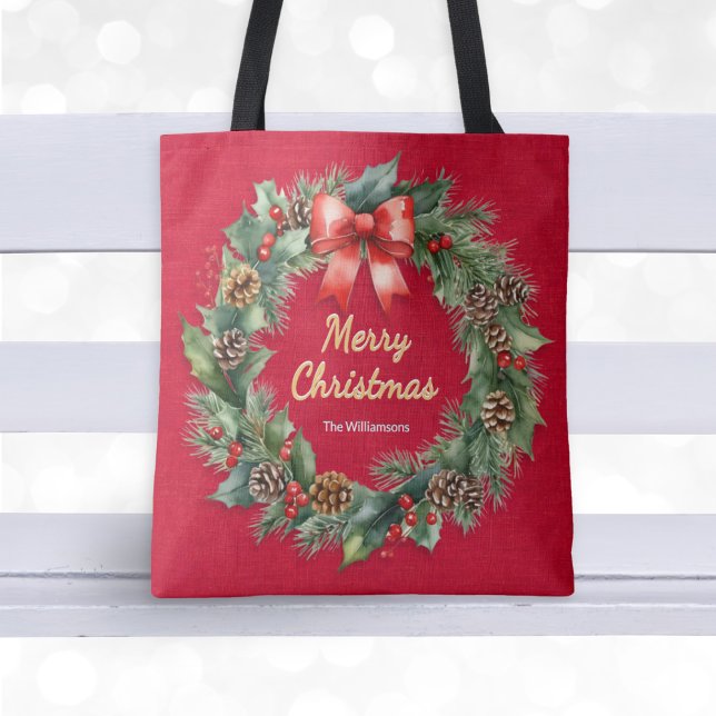 Julkrans Festlig Röd Anpassat Namn Tygkasse (A festive tote bag with classic wreath illustration, 'Merry Christmas' greeting and custom name)
