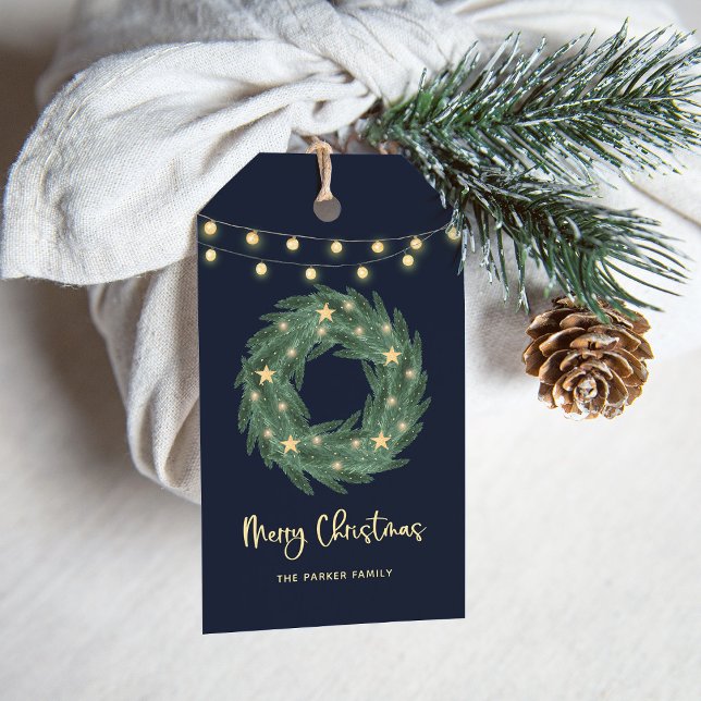 Julkrans med Guld String Ljus på Blue Presentetikett (A pretty Christmas gift tag with a star-filled wreath on a dark blue background)