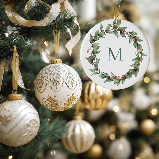 Julkrans med julbär och monogram i röd nyans julgransprydnad keramik (Holly Wheat Monogrammed Christmas Ornament)