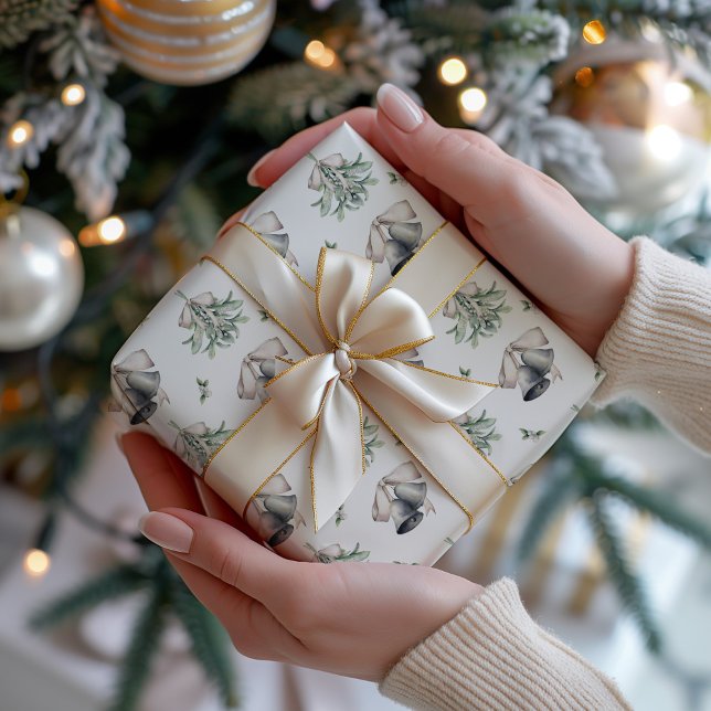 Julkrans och Silverklockor Presentpapper (Silver Bells and Mistletoe Christmas Wrapping Paper)