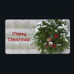 Julkrans på cellvägg fraktsedel<br><div class="desc">Den gröna andedräkten som dekoreras med stubby brun gräs och röda bär hänger på en grått-skingrad vägg. Snö har fallit och lämnat topparna av grenar täckta i vita snö. Frukterna dyker upp i det här fotot på helgdag och finns på dessa helgdag-klistermärken med en hälsning som du kan ändra. Texten...</div>