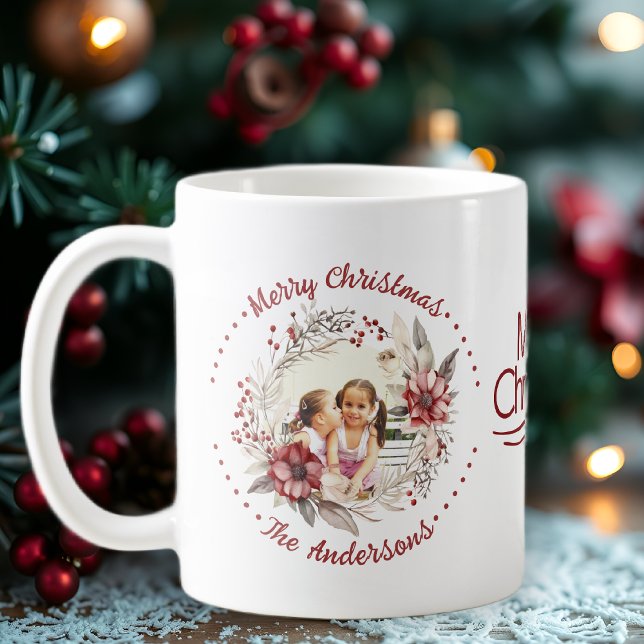 Julkrans, röda blommor och bär foto kaffemugg (Skapare uppladdad)