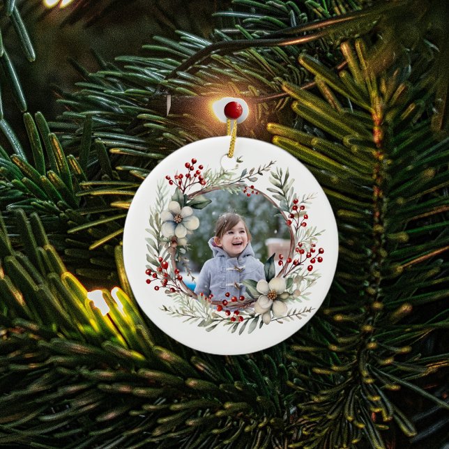Julkrans, vita blommor, röda bär, foto julgransprydnad keramik (Skapare uppladdad)