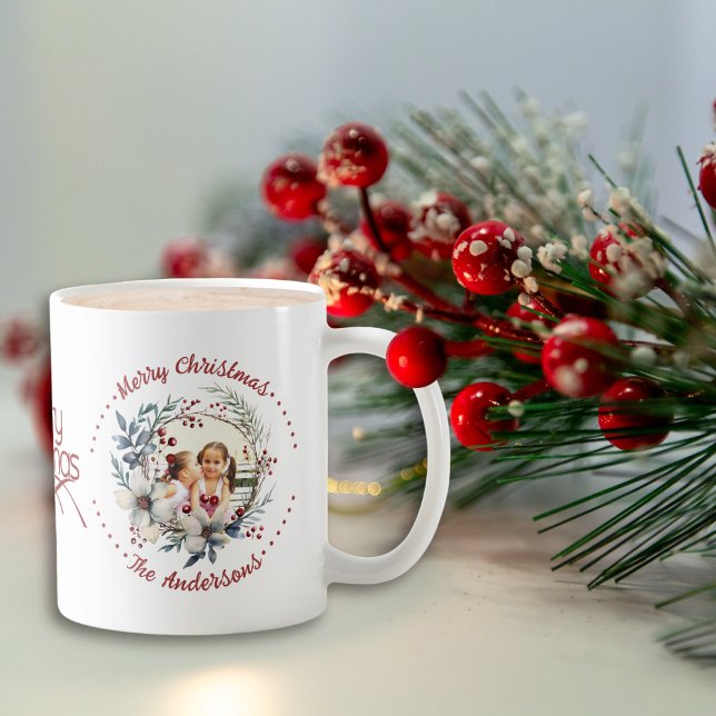 Julkrans, vita blommor, röda bär, foto kaffemugg (Skapare uppladdad)