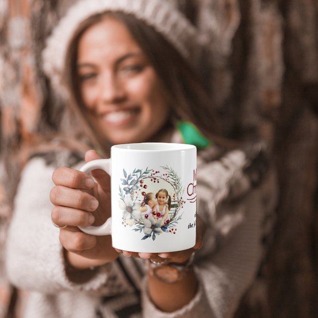 Julkrans, vita blommor, röda bär, foto kaffemugg (Skapare uppladdad)