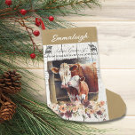 Jullagret på gårdshus Blommigt Hereford Cows Liten Julstrumpa<br><div class="desc">Cute,  Hereford ko och hennes kalv bakom en persiko och vin blommigt bouquet. Jordbrukshus land,  vintage,  segrare,  skyltskylt på en sliten,  vit bakgrund av träskivor. Perfekt för ett rustiskt bondhus eller en fransk land julvibe.</div>