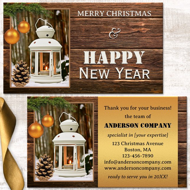 Julledigkorts tack Affärskort Visitkort (Business card showing a candle lit lantern with pine cone and golden Christmas balls on rustic wood)