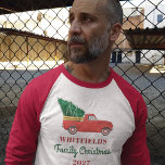 Julmatchande familj Helgdag Red Lastbil T Shirt<br><div class="desc">Den traditionella röda lastbil har alla laddat med träd i god tid före jul. Lägg till motsvarande familj,  team eller medarbetare namn året och tillfälle genom att klicka på knappen "Anpassa" ovan. De skulle se bra ut i familjens helgdag. Perfekt keepy och memorabilitet</div>