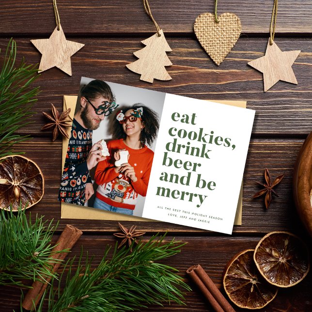 Julmunterhet Drick öl är ett par foto Julkort (Christmas Funny Drink Beer Be Merry Couple Photo Holiday Card)