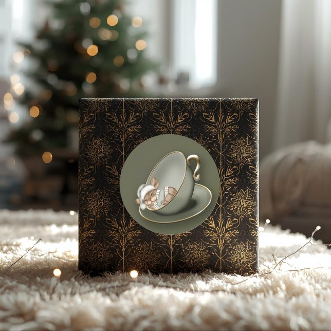 Julmus Runt Klistermärke (Christmas Mouse Classic Round Sticker by Ricaso. Cute sleeping mouse in a tea cup 
)