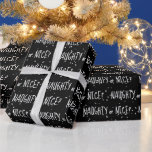 Julnamn eller NICE-text på Snöflingor Presentpapper<br><div class="desc">Vit "NAUGHTY eller NICE"-text med snöflingor-design på svart bakgrund. Text kan redigeras. Bakgrunden till färg kan ändras.</div>