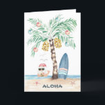 Julön Surfa Santa Handflatan Träd Beach Helgkort<br><div class="desc">Julkortet i surfa har ett handflatan träd (dekorerat med prydnadsföremål och sträng ljus) på en tropisk ö med en surfbräda,  stjärnfisk,  sjöfåglar och tomter som simmar i havet ge Aloha-tecknet medan de har en tropisk dryck. Båda linjerna av text inuti kan vara personlig. Art av KL Lagrar</div>