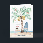 Julön Surfa Santa Handflatan Träd Beach Helgkort<br><div class="desc">Julkortet i surfa har ett handflatan träd (dekorerat med prydnadsföremål och sträng ljus) på en tropisk ö med en surfbräda,  stjärnfisk,  sjöfåglar och tomter som simmar i havet ge Aloha-tecknet medan de har en tropisk dryck. Båda linjerna av text inuti kan vara personlig. Art av KL Lagrar</div>