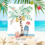 Julöns Surfa Santa Tropical Beach Julkort<br><div class="desc">Julkortet för persikotemat har ett handflatan träd Julgran (dekorerat med prydnadsföremål och ljus) på en tropisk ö med en julhatt på en ytakbräda,  en gåva,  stjärnfisk,  vinkar hav,  sjöfåglar och ett "varmt Önskemål"-Julhälsningar. Hälsning och namn kan vara personlig. Art av KL Lagrar</div>