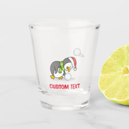 Julpenguin får en snö boll