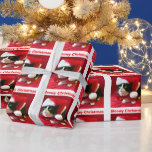 Julpersikor - Pappra Tuxedo Cat Wrapping Presentpapper<br><div class="desc">Denna papper för julomslagning är så förtjusande eftersom den har en katt som bär en julhatt och bugar på en samvet som bakgrund. Ord,  "Meowy jul",  visas längst upp på papper för att ge roligt kattälskande jul papper. Upphovsrätten tränar i Tuxedo Cat</div>