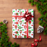 Julpickleball Red Grönt Paddles Bollar X-Mas Presentpapper<br><div class="desc">Traditionell röd, grönt och vit färg på pickleball-paddlar. Padlar är dekorerade med snöflingor, helige Sankt Nicholas, snögubbar, renar, silver klockor, Jultomten hatt. Många rött och ljust grönt-betlebullar gör en polka punkt mönster på den snövita bakgrunden. Den färgstarka pickleball-temade julen party presenterar pappert för din pickleball-älskande mamma, pappa, morbror, moster, bror,...</div>