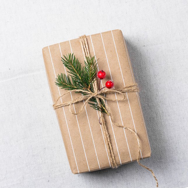 Julpresent med beige rand presentpapper (Skapare uppladdad)