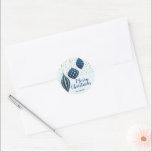 Julprydnader Blue Guld SMALL Helgdag Runt Klistermärke<br><div class="desc">Små helgdag-klistermärken i God jul kan du använda vad som helst! Elegant blå och guld helgdag Julgran dekorationer och punkter på blekens blå bakgrund med dina uppgifter i chic. MATCHING-presentpåsar,  vävnadspapper,  inbjudningar och annat i vår butik.</div>