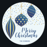 Julprydnadsföremål Blue Guld Helgdag Runt Klistermärke<br><div class="desc">God jul helgdag-klistermärken du kan använda för vad som helst! Elegant blå och guld helgdag Julgran dekorationer och punkter på blekens blå bakgrund med dina uppgifter i chic. Du kan ändra all text, typsnitt, teckensnitt färger och färg i bakgrunden genom att klicka på Anpassa ytterligare länk. MATCHING-presentpåsar, vävnadspapper, inbjudningar och...</div>