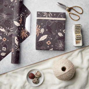Julprydnadsföremål, koner, akoron på mörk grått presentpapper