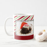 Julpug i Santa Hat med Ljus jul Kaffemugg<br><div class="desc">Ett kaffe mugg med ett vackert foto av en pug marionett som sover medan han bar en tomatisk hatt. God jul är skrivet på hattens band i ett handskrivet trendig. Ett grymt gräns med färgfull julafton ljus omger ram i detta söta foto. Bakgrunden är ett mönster som utplånats av candy...</div>