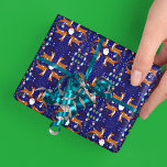 Julrenar Blue Seamless Mönster Presentpapper<br><div class="desc">En charmig design med renar med tomten omgiven av botaniska festila helgdag - holly, mistletoe och glowing-lampor - som ställs mot rikens blå bakgrund. Spelande snöflingor och tvillingstjärnor är spridda över hela världen, vilket gör att vintern blir varmare. Denna papper för festinslagning är perfekt för att tillföra en magisk beröring...</div>
