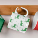 Julrenar. Grönt av trädjur mönster Kaffemugg<br><div class="desc">Julträdsrenar mönster Coffee Mugg för vintertid i helgdag.</div>