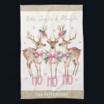 Julrener Jingle & Mingle-Personlig Kökshandduk<br><div class="desc">Julren Jingle & Mingle Festive Party Personlig Kitchen Towel har fin renar med rosa bows och blommigt accents med texten "Låt oss Jingle & Mingle" i moderna guld-kalligrafiskript typografi med personligen Namn. Perfektens personlig julklapp och helgdagar för familj och vänner. Designad av ©2024 Evco Helgdagars www.zazzle.com/store/evcoholidays</div>