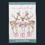 Julrener Jingle & Mingle-Personlig Kökshandduk<br><div class="desc">Julren Jingle & Mingle Festive Party Personlig Kitchen Towel har fin renar med rosa bows och blommigt accents med texten "Låt oss Jingle & Mingle" i modern kalligrafi för rosa med personligen Namn. Perfektens personlig julklapp och helgdagar för familj och vänner. Designad av ©2024 Evco Helgdagars www.zazzle.com/store/evcoholidays</div>