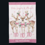Julrener Jingle & Mingle-Personlig Kökshandduk<br><div class="desc">Julren Jingle & Mingle Festive Party Personlig Kitchen Towel har fin renar med rosa bows och blommigt accents med texten "Låt oss Jingle & Mingle" i modern kalligrafi för rosa med personligen Namn. Perfektens personlig julklapp och helgdagar för familj och vänner. Designad av ©2024 Evco Helgdagars www.zazzle.com/store/evcoholidays</div>