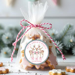 Julrener Jingle & Mingle-Personlig Runt Klistermärke<br><div class="desc">Julren Jingle & Mingle Festive Party Personlig Name Stickers har fetiv renar med rosa bows och blommigt accents med texten "Låt oss Jingle & Mingle" i modern kalligrafi av rosa-skript typografi med din personlig namn. Perfektens personlig julklapp och helgdagar för familj och vänner. Designad av ©2024 Evco Helgdagars www.zazzle.com/store/evcoholidays</div>