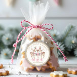 Julrener Jingle & Mingle-Personlig Runt Klistermärke<br><div class="desc">Julren Jingle & Mingle Festive Party Personlig Name Stickers har fetiv renar med rosa bows och blommigt accents med texten "Låt oss Jingle & Mingle" i moderna guld-kalligrafiskript typografi med personligen namn. Perfektens personlig julklapp och helgdagar för familj och vänner. Designad av ©2024 Evco Helgdagars www.zazzle.com/store/evcoholidays</div>