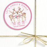 Julrener Jingle & Mingle-Personlig Runt Klistermärke<br><div class="desc">Julren Jingle & Mingle Festive Party Personlig Name Stickers har fetiv renar med rosa bows och blommigt accents med texten "Låt oss Jingle & Mingle" i modern kalligrafi av rosa-skript typografi med din personlig namn. Perfektens personlig julklapp och helgdagar för familj och vänner. Designad av ©2024 Evco Helgdagars www.zazzle.com/store/evcoholidays</div>