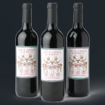 Julrener Jingle & Mingle-Personlig Vinflaska Etikett<br><div class="desc">Etiketter för julrenar Jingle & Mingle Festive Party Personlig Namn Vin Stickers har fin renar med rosa bows och blommigt accents med texten "Låt oss Jingle & Mingle" i modernt kalligrafiskript för rosa med personlig namn. Perfektens personlig julklapp och helgdagar för familj och vänner. Designad av ©2024 Evco Helgdagars www.zazzle.com/store/evcoholidays...</div>