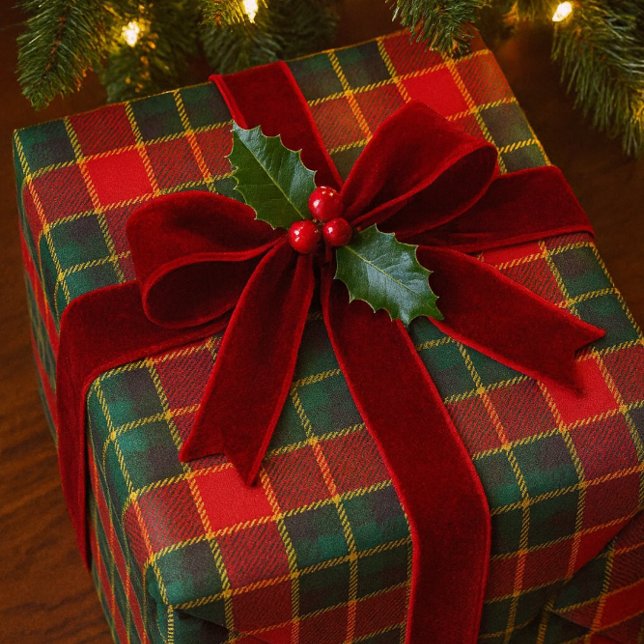 Julröd Grön Tartan Glansig Högtid  Presentpapper (Wrapped in tartan and velvet, this gift glows with holly charm beneath twinkling Christmas lights.)